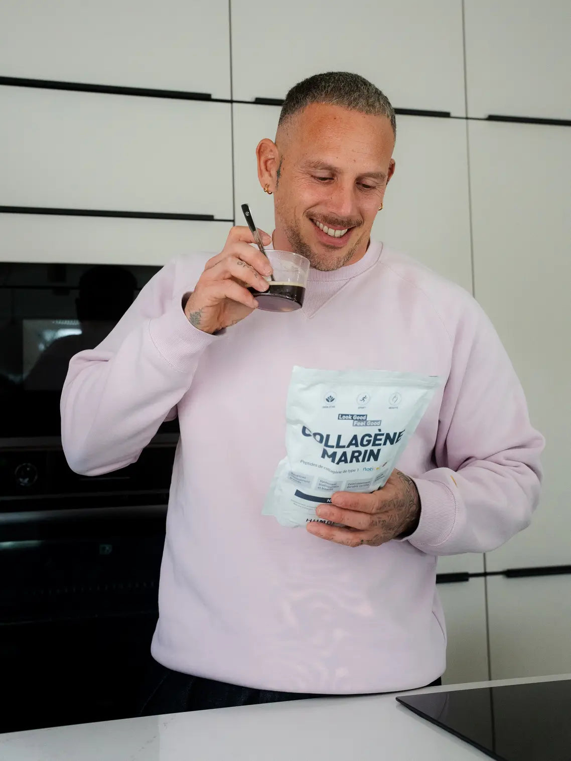 Un homme prépare son collagène marin Humble+ dans son café